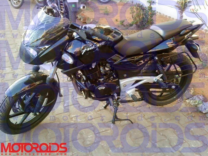 bajaj_pulsar_220_1.jpg