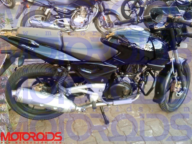 bajaj_pulsar_220_4.jpg