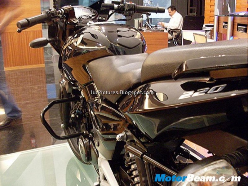 Bajaj_Pulsar_220S_Side.jpg