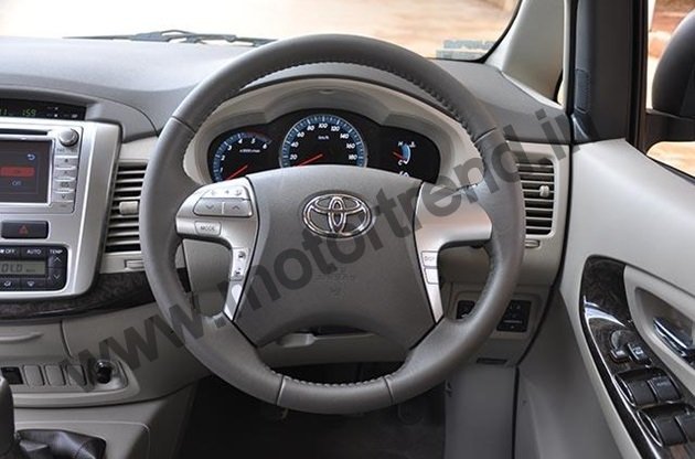 Toyota-Innova-Facelift-steering-wheel.jpg