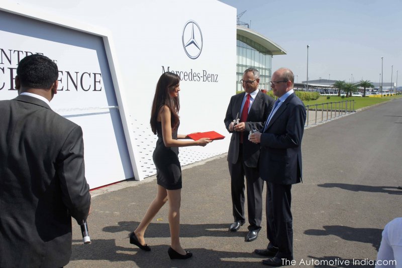 Mercedes-Benz-Center-of-Excellence-7.jpg