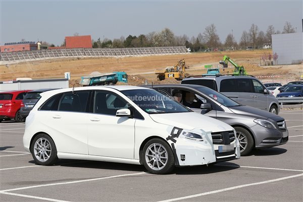 Mercedes-Benz-B-Class-facelift-and-current-B-Class--Right-Side-26405.jpg