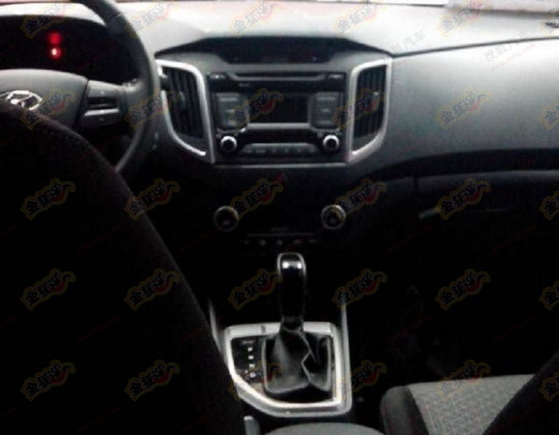 Spied-interiors-of-Hyundai-ix25-center-console.jpg