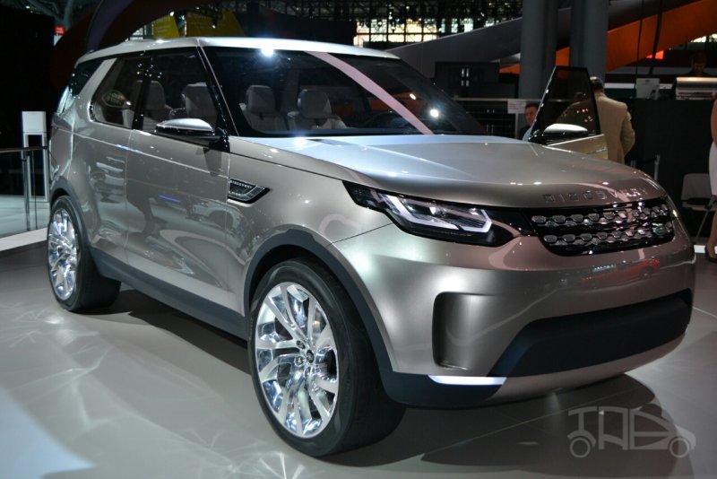 Land-Rover-Discovery-Vision-concept-at-2014-NY-auto-show-front-quarter.jpg