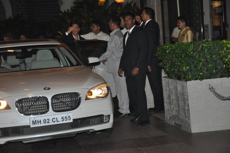 rrjuj37chmshsbs7.D.0.Shah-Rukh-Khan-at-Wedding-Reception-of-Saif-Ali-Khan-and-Kareena-Kapoor-at-.JPG