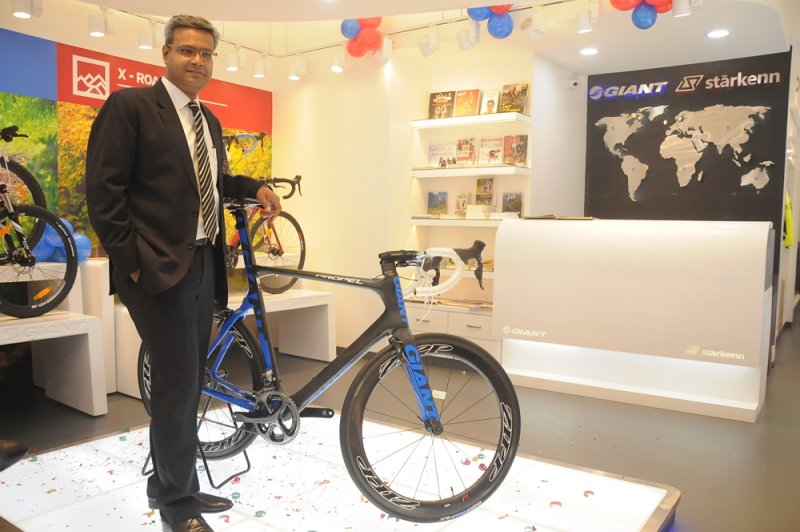 Mr Pravin Patil MD Starkenn Sports Pvt. ltd. with Propel Advanced SL 0.JPG