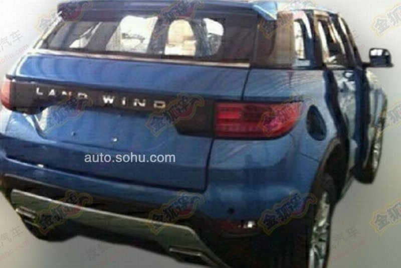 landwind-x7-clone-evoque-spied-rear.jpg