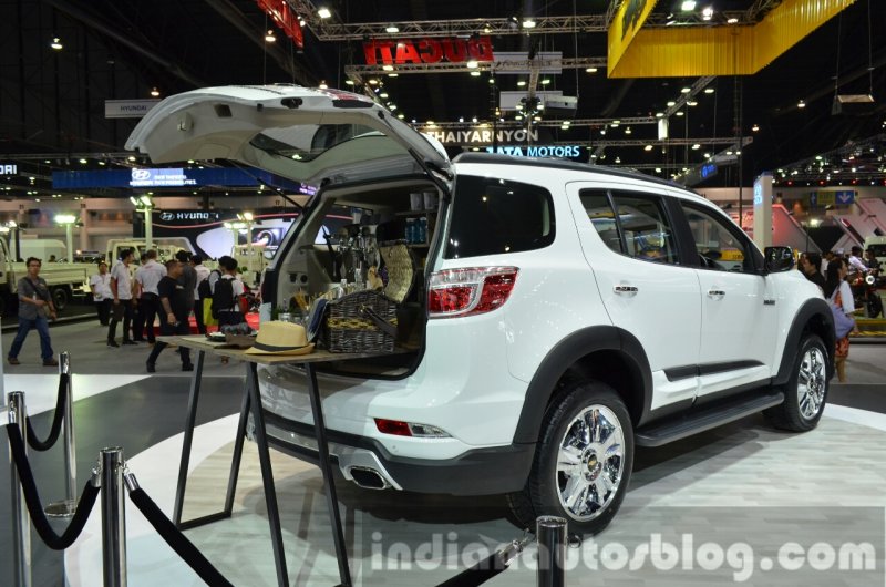 2015-Chevrolet-Trailblazer-SVP-rear-three-quarters-at-the-2014-Thailand-Motor-Expo.jpg