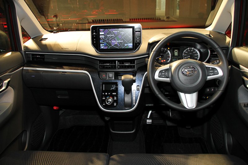 2015-Daihatsu-Move-Custom-interior.jpg