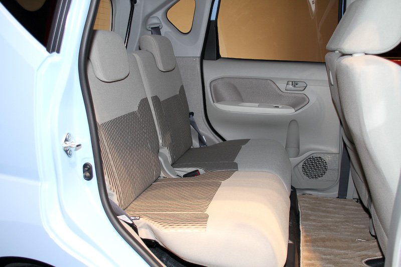 2015-Daihatsu-Move-rear-seat.jpg