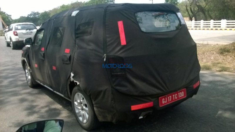 Chevrolet-Spin-rear-quarter-spied-India.jpg