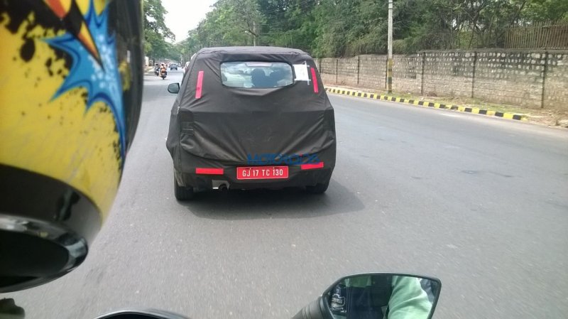 Chevrolet-Spin-rear-spied-India.jpg