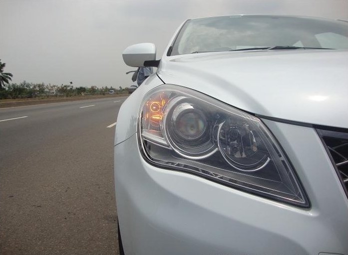 Maruti-Suzuki-Kizashi-Headlamp.JPG