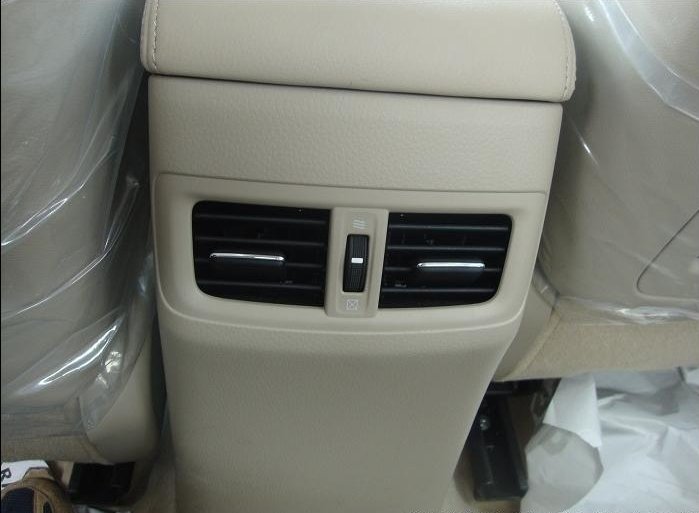 Maruti-Suzuki-Kizashi-Rear-AC-Vents.JPG