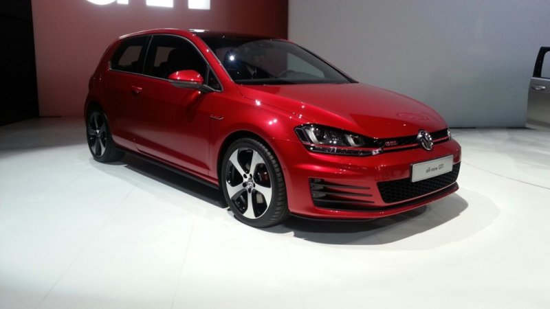 2015-VW-Golf-GTI-front-quarter-right-1024x576.jpg