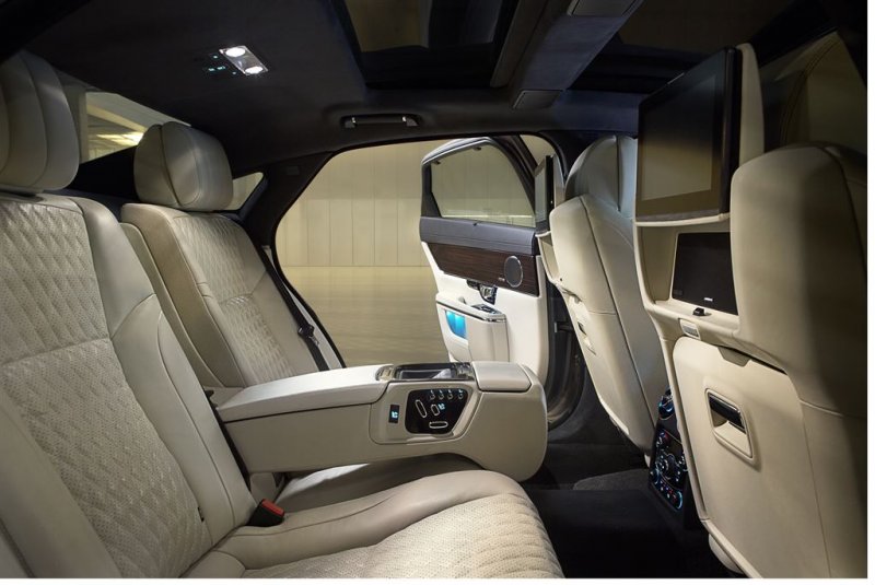 Jag_XJ_Portfolio_Interior_Image_1590615_05_LowRes.jpg