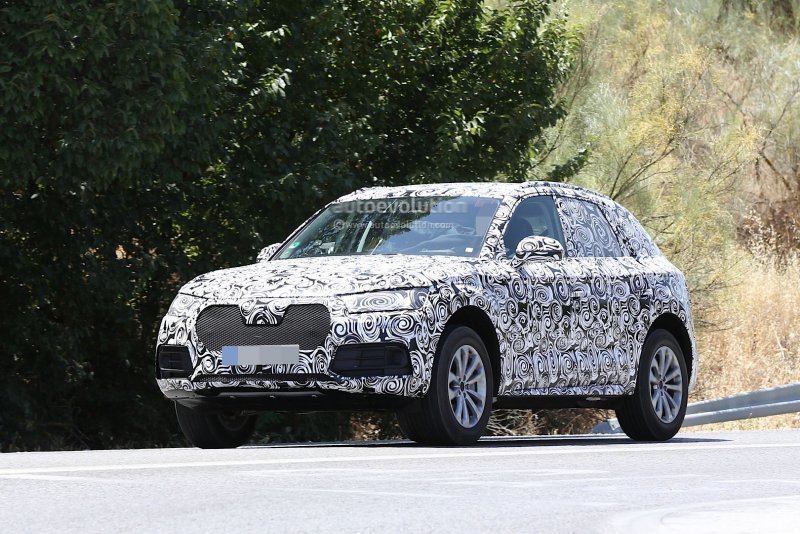 2017-audi-q5-makes-spy-photo-debut-with-new-family-face_2.jpg