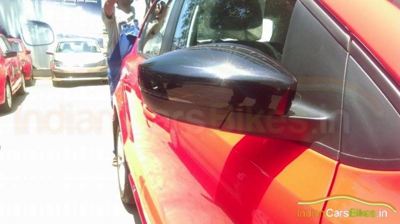 2015-Volkswagen-Polo-features-side-mirror-indicator.jpg