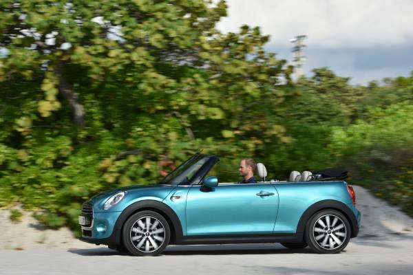 P90201544-mini-cooper-convertible-caribbean-aqua-metallic-10-2015-600px.jpg