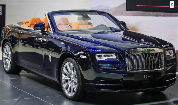 P90204552-rolls-royce-dawn-at-the-2015-dubai-international-motor-show-600px.jpg