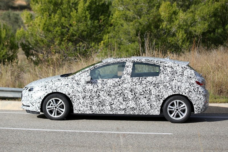 2017-chevrolet-cruze-hatchback-first-spy-photos-reveal-surprisingly-european-look_3.jpg