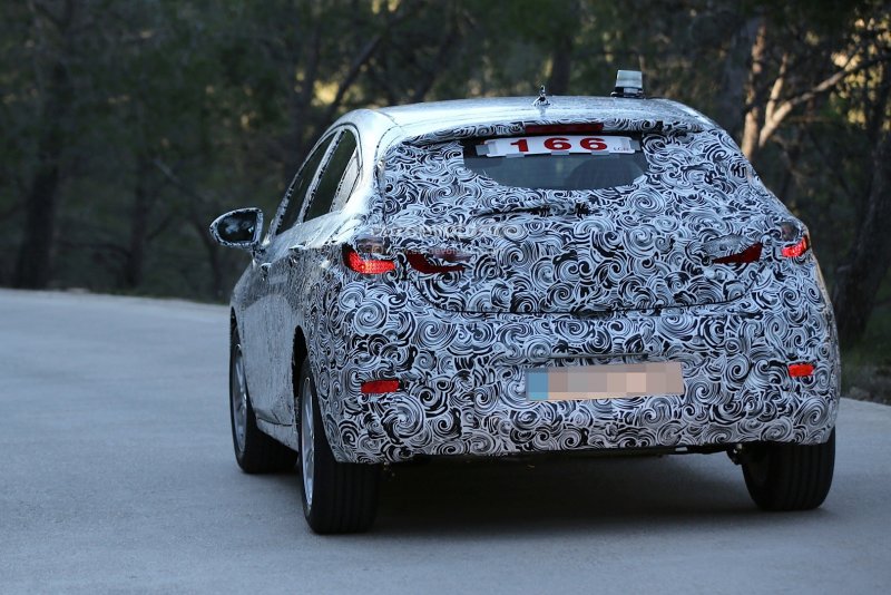 2017-chevrolet-cruze-hatchback-first-spy-photos-reveal-surprisingly-european-look_8.jpg