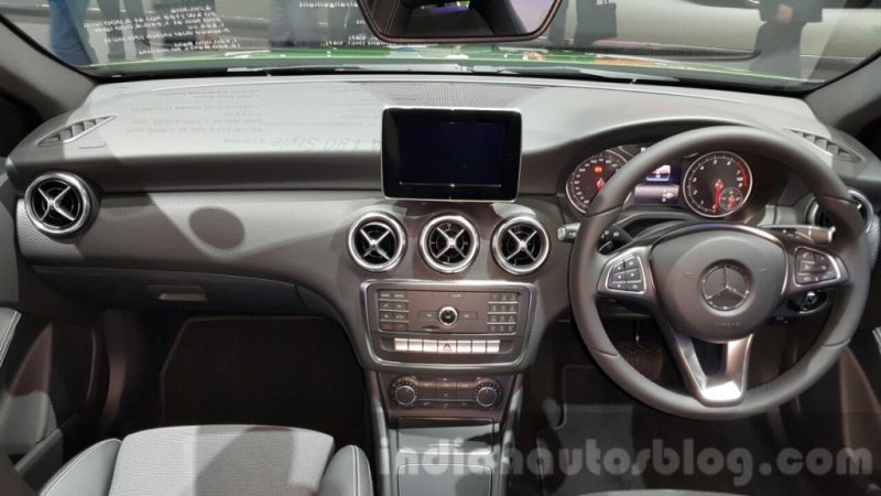 Mercedes-A-Class-facelift-dashboard-at-the-2015-Thailand-Motor-Expo-1024x576.jpg