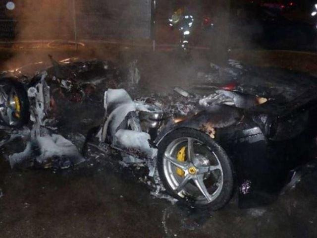 UNILAD-Burnt-car3.jpg