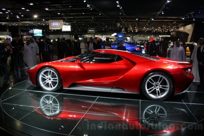 2017-Ford-GT-side-at-the-2015-Dubai-Motor-Show-900x600.jpg