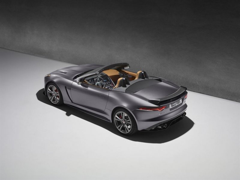 Jag_FTYPE_SVR_Convertible_Studio_Image_270116_03_LowRes.jpg