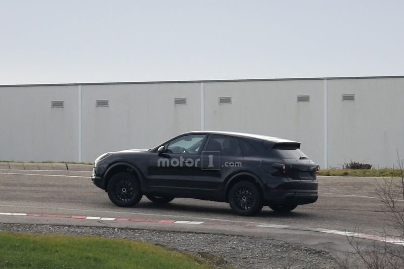 2018-porsche-cayenne-spied-for-the-first-time (1).jpg