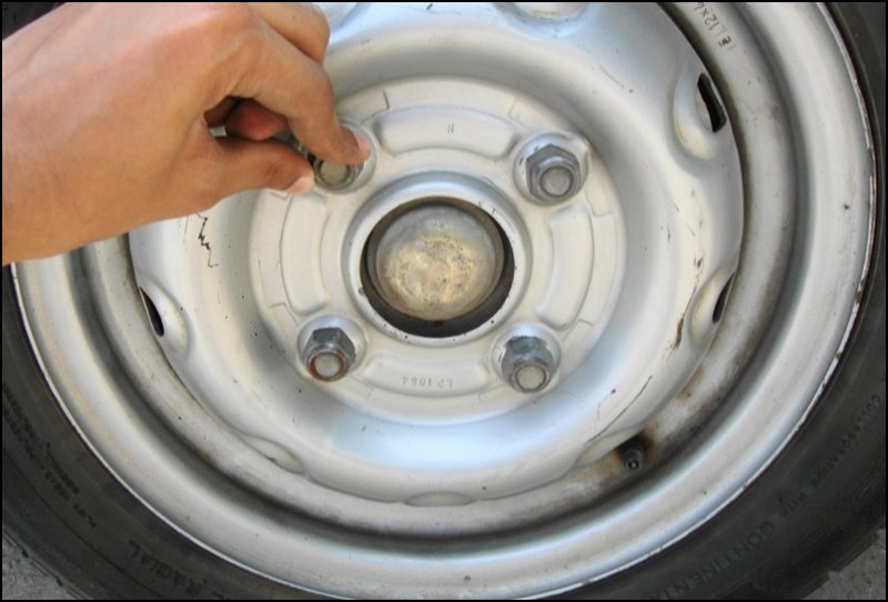 screwing-new-tyre-nuts.JPG