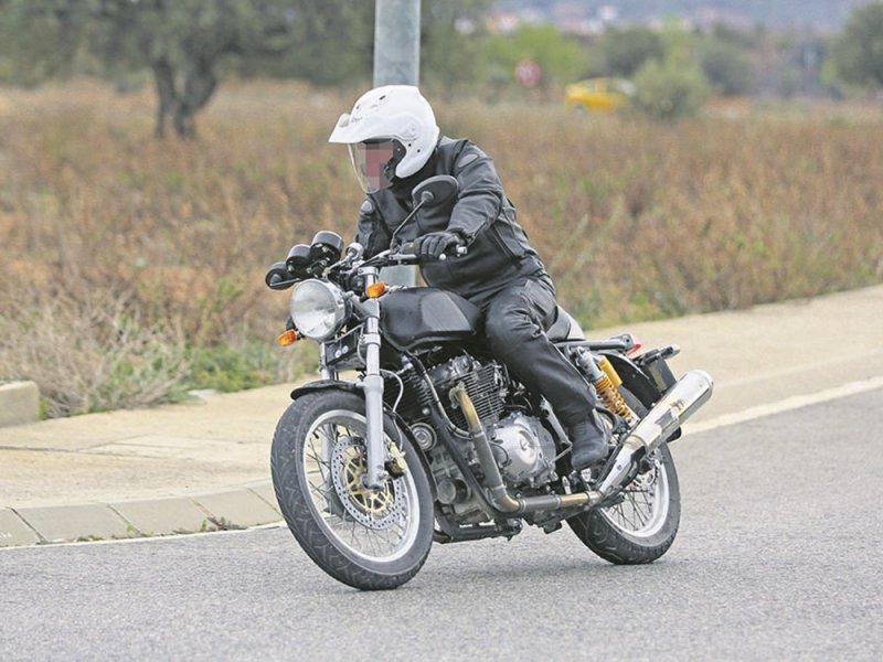 Royal-Enfield-Continental-GT-750-spyshot.jpg