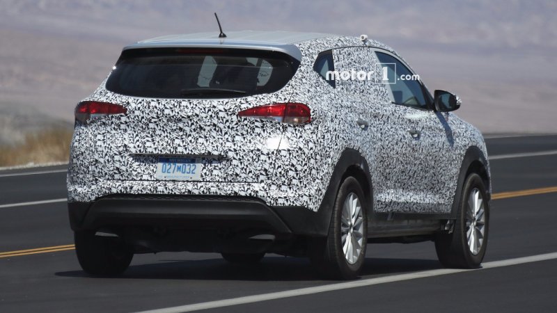 2016-hyundai-tucson-fcev-test-mule-spy-shots-motor11 (2).jpg