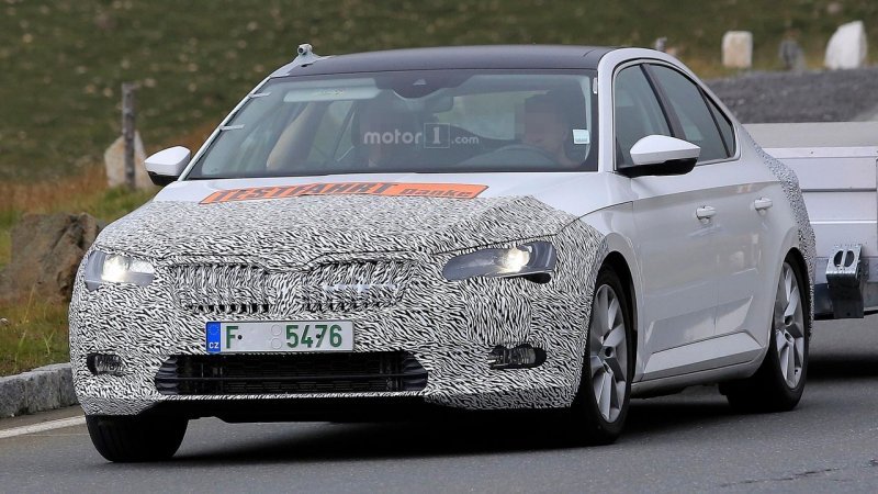 skoda-superb-facelift-spy-photo (1).jpg