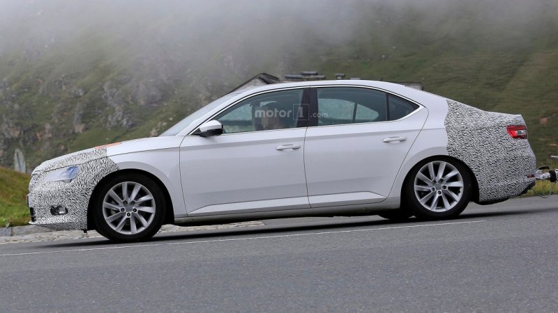 skoda-superb-facelift-spy-photo (2).jpg