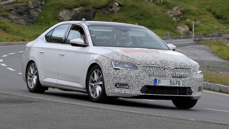 skoda-superb-facelift-spy-photo.jpg