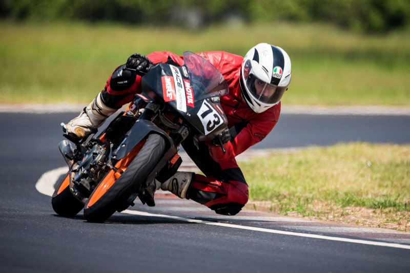 Ami van Poederooijen, pole position in Super Sport Indian 300-400cc (Oct 8).jpg