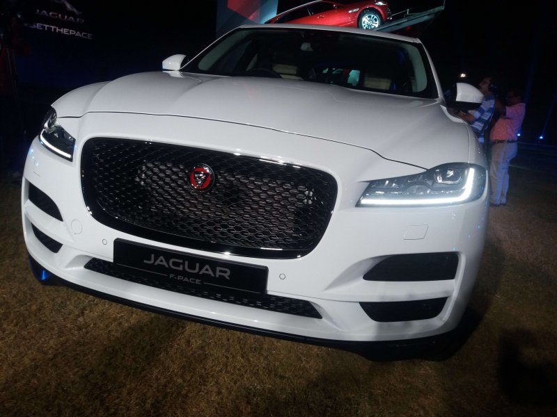 Jaguar-F-Pace-06.jpg