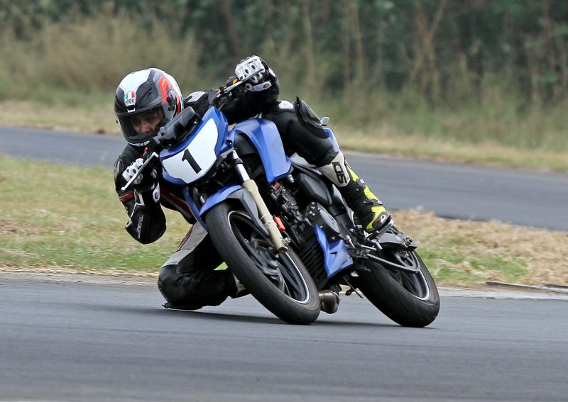 Yashas RL, winner of TVS Apache RTR (Novice) race (Jan 20).JPG