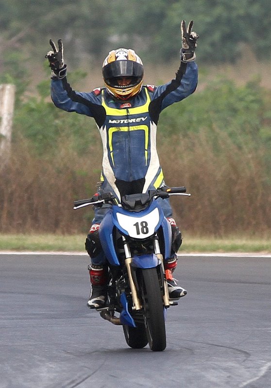 Kannan Karnan clebrates after clinching the championship in the TVS Apache RTR 200 Open category.JPG