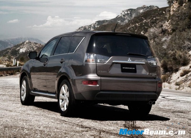 2010_Mitsubishi_Outlander_Rear.jpg