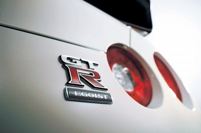 2012-Nissan-GT-R-Egoist-%E2%80%93-GT-R-emblem-View-670x446.jpg