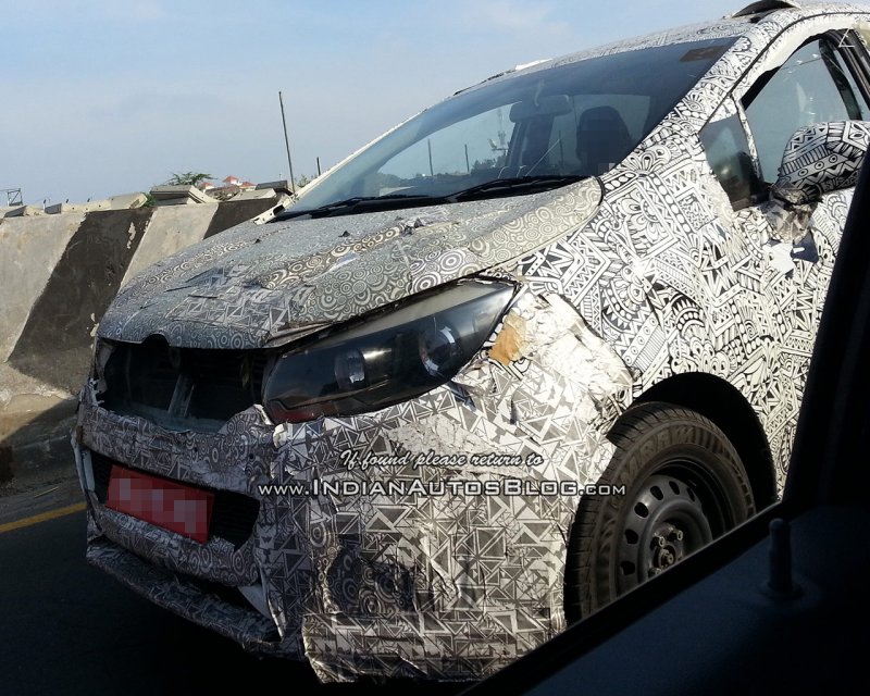 Mahindra-U321-MPV-Toyota-Innova-rival-front-spied-on-test.jpg