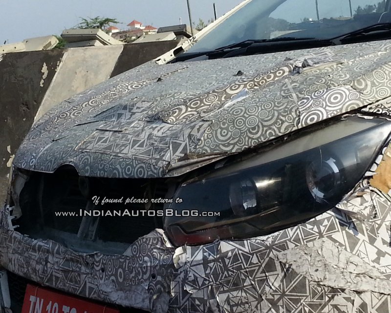 Mahindra-U321-MPV-Toyota-Innova-rival-headlamp-spied-on-test.jpg