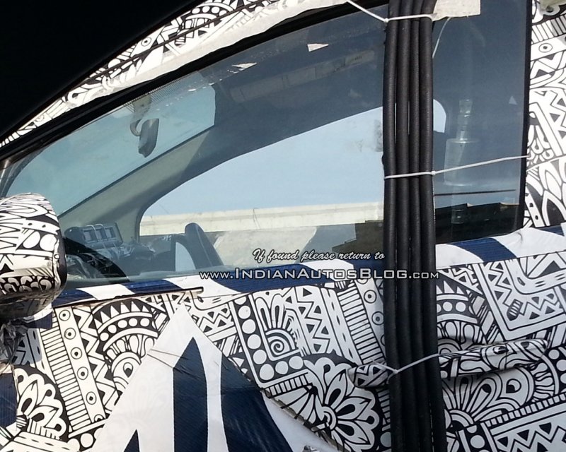 Mahindra-U321-MPV-Toyota-Innova-rival-window-spied-on-test.jpg