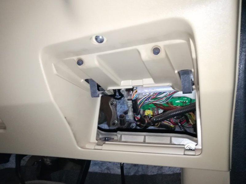 Driver_side_glove_box_001.jpg