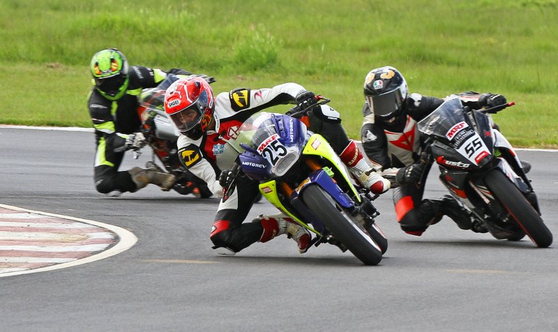 Deepak Ravikumar (No.25), winner of the Super Sport Indian (300-400cc) race (Sept 9).JPG