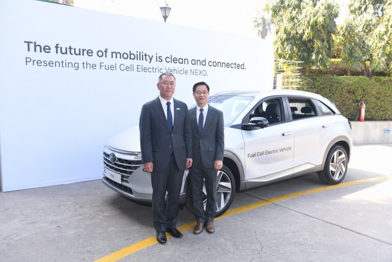 L to R - Mr.  Chung Eui-sun, Vice Chairman, Hyundai Motor Company with Mr. S H Kim, Vice Preside.jpg