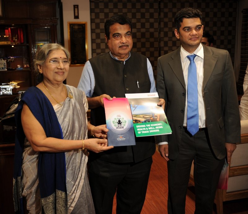 Mr. Nitin Gadkari – Minister of Road Transport and Highways unveiling  t....jpg